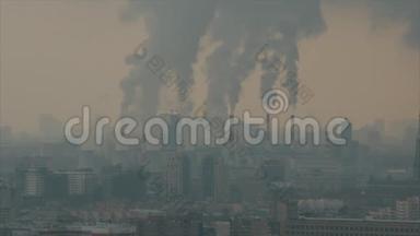 工厂烟囱冒出的烟雾造成的空气污染